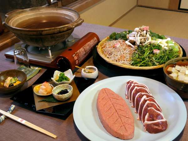 【料理】名物の鴨鍋は10月頃から４月頃までお召し上がりいただけます