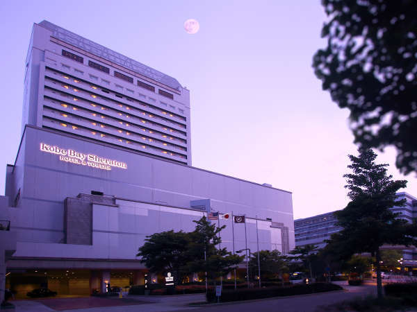 神戸港と六甲山の煌めく夜景を望む海上都市・六甲アイランドのランドマークホテル 