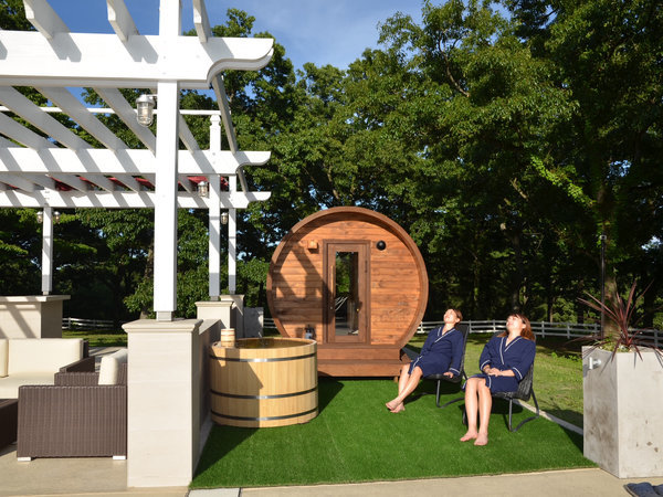 【森のバレルサウナ】プールサイドには国産総ヒノキ造り「森のバレルサウナ」をご用意しています。