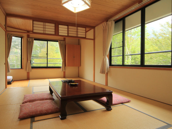 #【客室一例・10畳】全客室が和室のお部屋となっており、窓の外には、豊かな自然が眺められます。