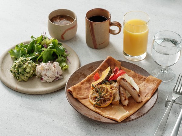 BREAKFAST｜季節野菜とソーセージのクレープ