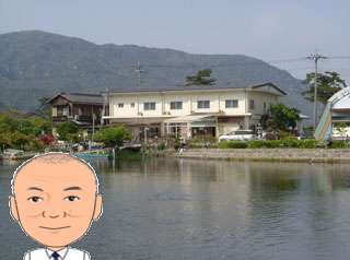 近江舞子内湖に浮かび上げる、民宿･舞子屋と店主･中野です。