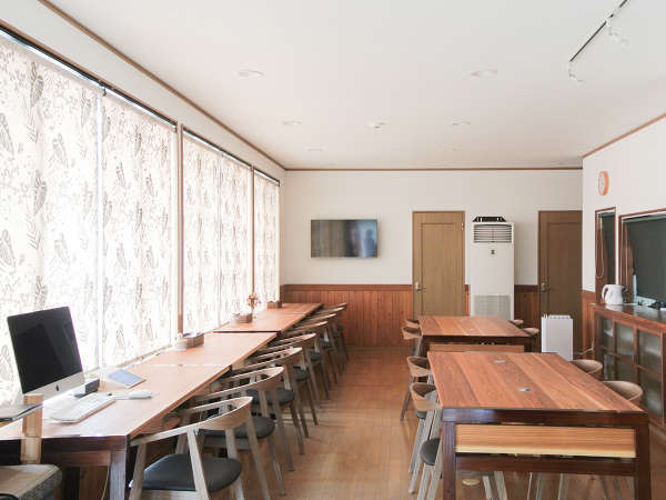 光のさしこむ大きな窓、屋久島産杉材のテーブル、暖かい雰囲気の母屋は供用スペースでいつでも利用可能