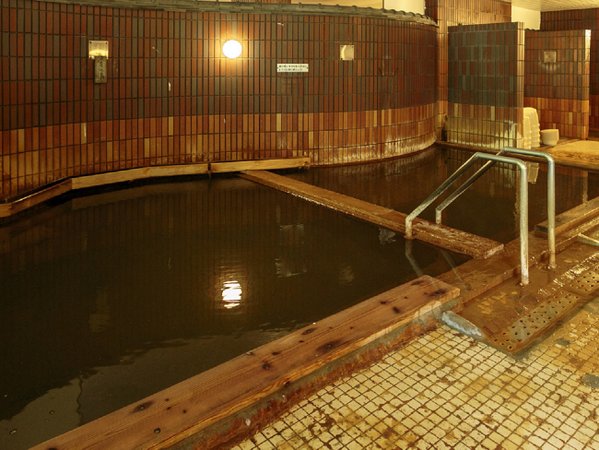 ★大浴場　通称「金の湯」自噴している２つの源泉を持ち、源泉の色は淡黄褐色です。
