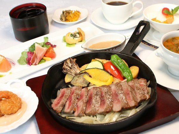 ホテルニューガイアオームタガーデンのプラン「【夜は豪華にステーキを！】夕食は”牛サーロインステーキ”のセットメニュー≪1泊2食付プラン≫」
