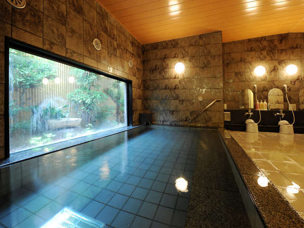 ラジウム人工温泉大浴場「旅人の湯」。利用時間:15時~深夜2時/5時~10時