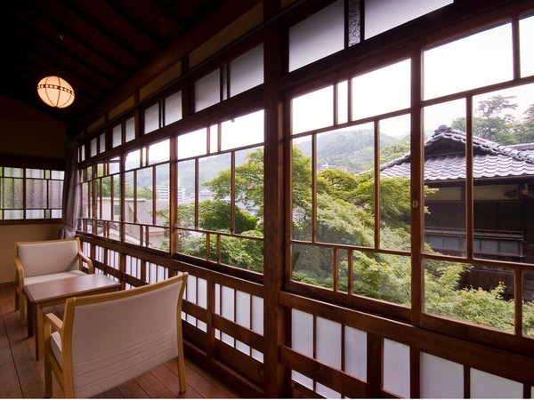 【登録有形文化財「52番」】窓の外に大正15年築の本館や伊豆熱海の山を臨む