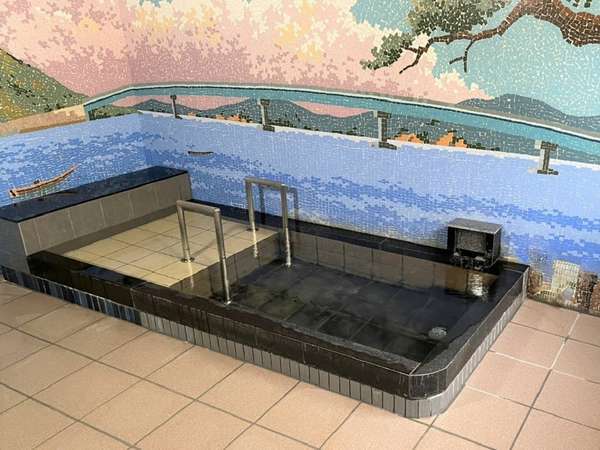 日本一の広さを誇る「湖山池」をモチーフにしたタイル壁のお風呂。貸切で、24時間お入りいただけます。