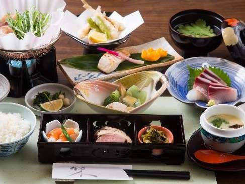 夕食　津和野三種盛や地元の食材を使った自慢の創作料理を楽しめます