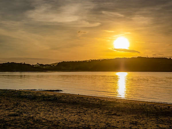 ・＜周辺＞夏は夕日が海に沈む姿を見ることができます