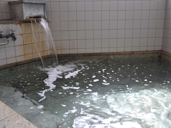 伊豆石を使った、天然温泉大風呂
