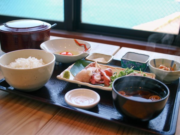 kazeto本館１Fでは、新鮮な日本海の幸をお楽しみ頂けます。「港の食堂KAN」