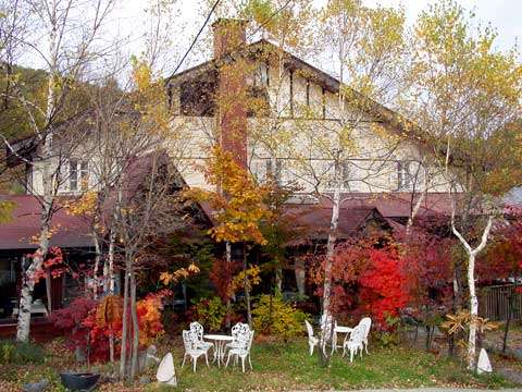 ななかまど　もみじ等紅葉の中の秋のオーベルジュは料理の美味しい旅籠です。