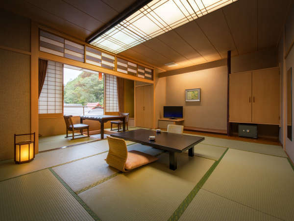 和室「ほのぼの」懐かしい日本旅館の客室に椅子・テーブルスタイルの炬燵を広縁に用意しました。