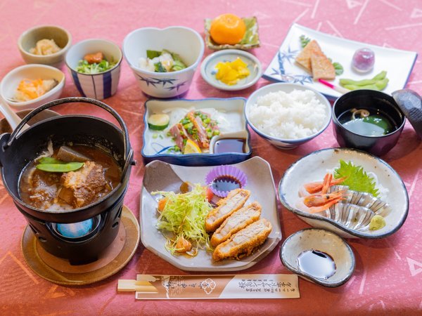 [ご夕食一例]地元薩摩の幸を丹念に吟味した郷土料理。板前の技と真心込めたおもてなし料理をご賞味下さい。