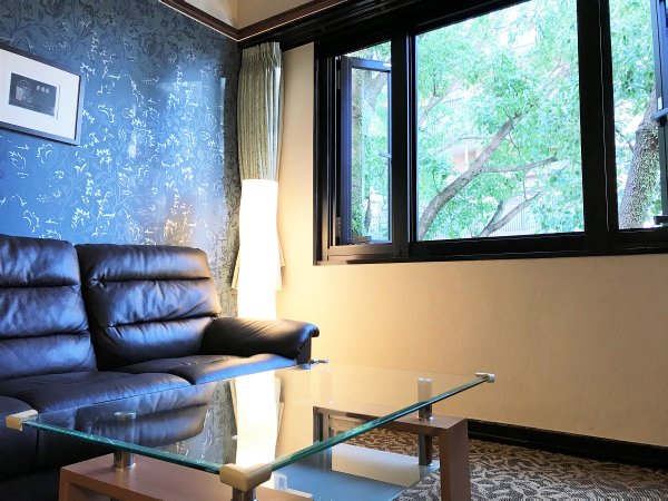 【客室窓・ダブルルーム一例】緑が見えるお部屋でごゆっくりお過ごしくださいませ。