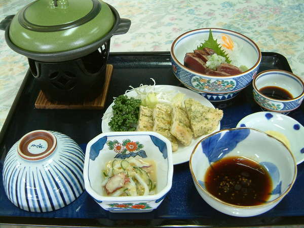ある日の定食です。お刺身・大皿・中鉢・小鉢にお漬物がベースの日替メニューとなります。
