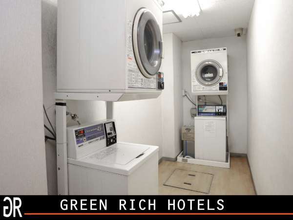 コインランドリー　地下にございます。　洗濯機1回400円（洗剤自動投入）、乾燥機30分200円