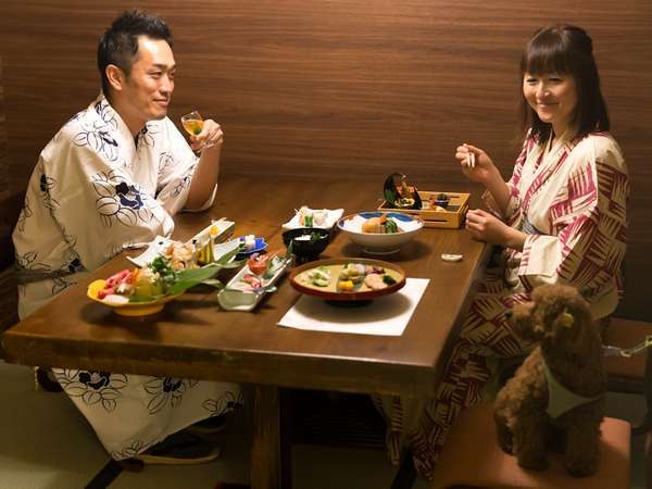 【レストラン】パーテーションで区切られたレストランではワンちゃんもご一緒にお食事ができます。