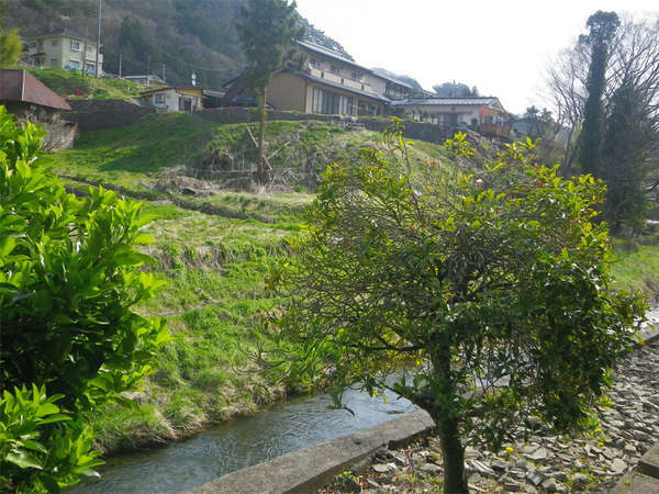 *【窓から眺める風景】お部屋の窓の外には山里の風景。のんびり眺めて癒しのときを。