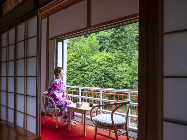 1階の客室からは目の前の龍泉寺が望めます