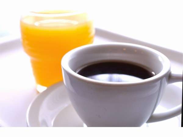 ジュースは朝食で、コーヒーは食堂とロビーでお召し上がりください