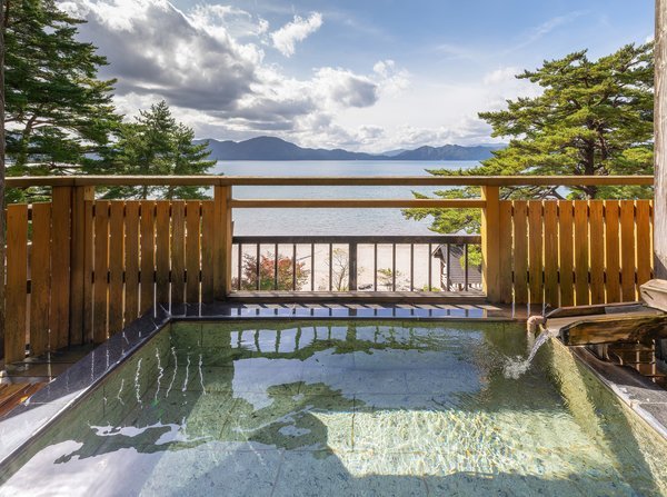 ■無料展望貸切露天風呂｜湖を眺めながらの展望風呂で四季折々の田沢湖をご覧いただけます