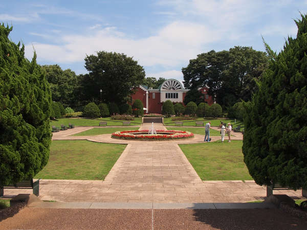 隣接している港の見える丘公園には季節の花々が咲き乱れます。