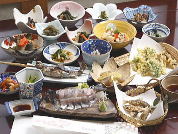 *【グレードアップ料理（一例）】「岩魚の刺身」や「山女の稚魚唐揚」といった珍しい料理も並びます。