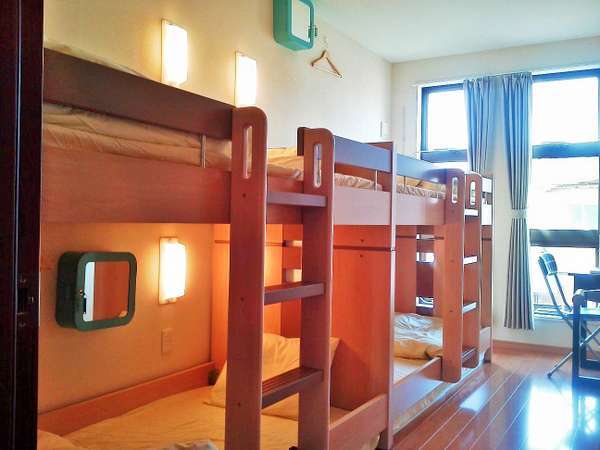 相部屋には2段ベッドが2台とデスクがあります。