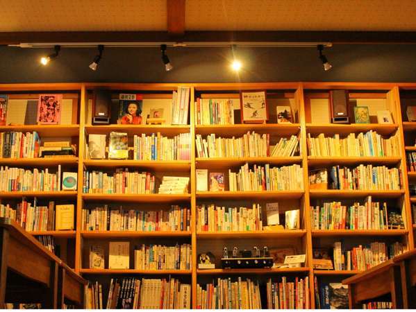 地下リラックスルームは誰でも無料で利用可能です。本棚の本もお部屋で読むこともできます。