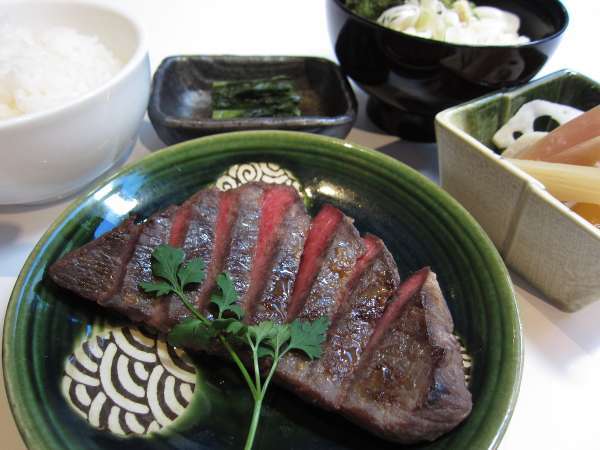 【夕食】お膳や、丼ぶりも豊富にあります信州和牛味噌漬け焼きと根菜の加減酢膳\1540