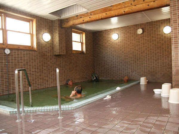 *大浴場/とろみのある天然温泉を夜24時までお楽しみ頂けます。