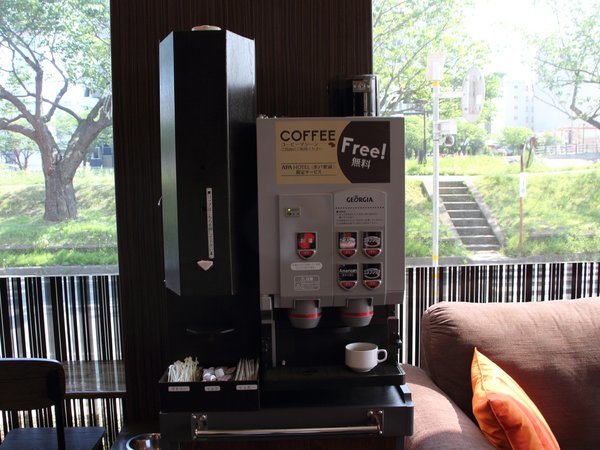 １階ロビーにセルフサービスで無料のコーヒーが、ご滞在中24時間ご利用頂けます♪