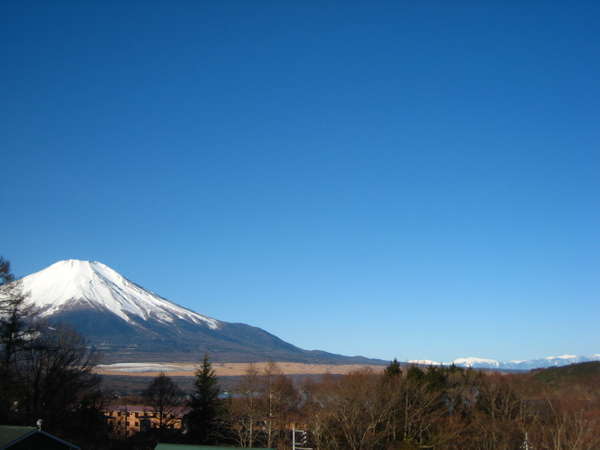 お部屋から見える富士山と南アルプス！落葉から新緑までは湖も！プライベートウッドデッキからも富士山が