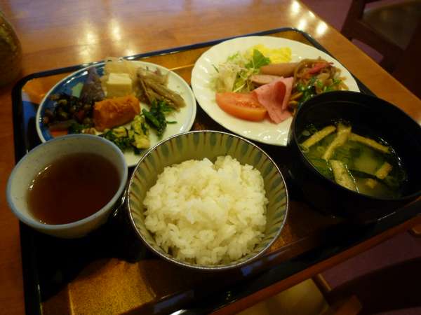 【朝食バイキング】あつあつのお味噌汁とご飯で／例