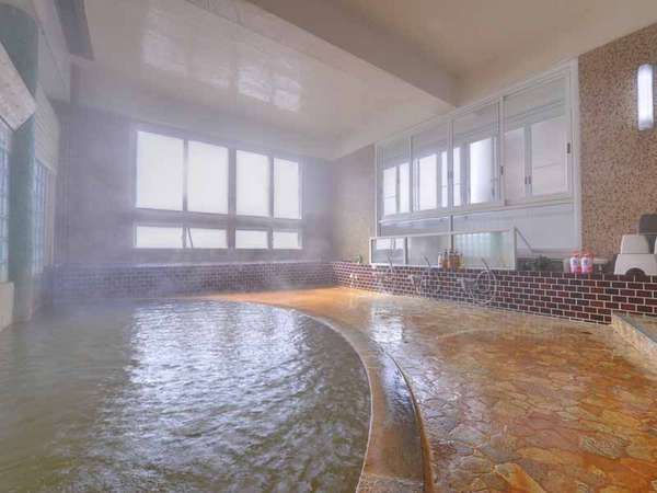 *大浴場/鉄分を含む、やや赤っぽい泉質は“熱の湯”としても有名。湯上がりの保温状態に定評があります。