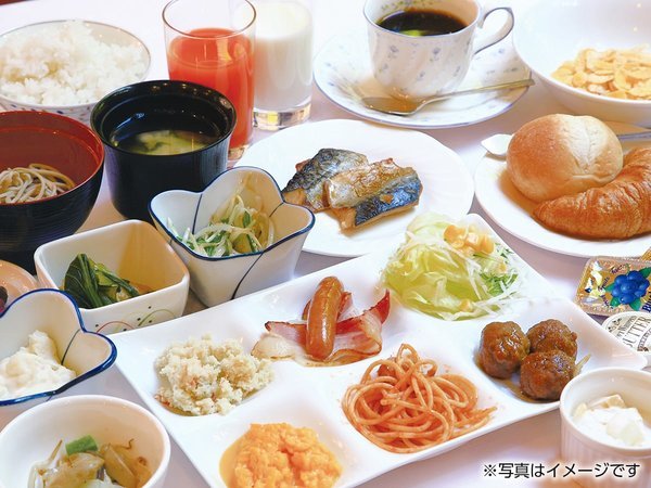 20種類の無料朝食バイキング（営業時間）朝食はAM6:30～AM9:00お好きなだけ召し上がりください。