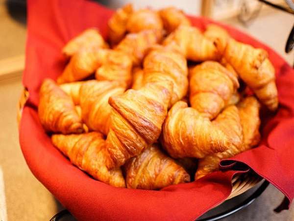 さっくさく♪焼き立てのクロワッサンは自慢の一品！