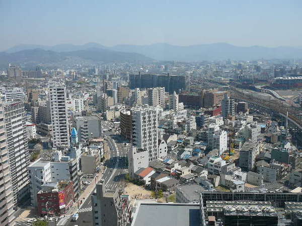 ※※※【広島市内東側】　中央の白い建物が当ホテルです。右側がマツダスタジアムです。