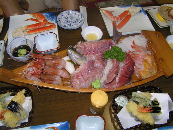 釣り船のある宿だからできる新鮮な魚介類を使った夕食。仕入れにより内容は変わります。