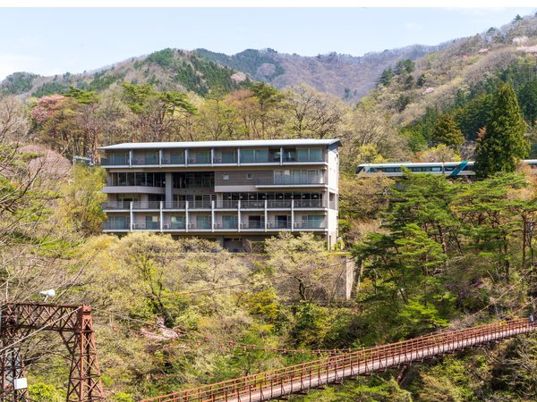 ■絹の渓谷　碧流　広々としたロビーからは窓いっぱいに鬼怒川渓谷の景色が広がります