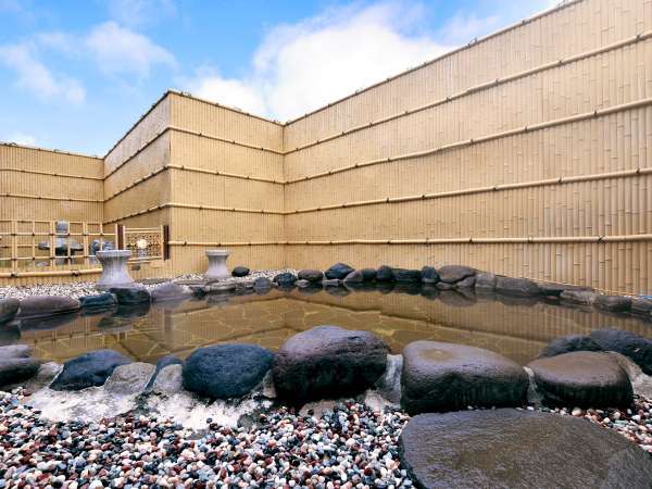 【露天風呂】湯冷めしにくい温泉から地元の皆様からは「熱の湯」と呼ばれております。