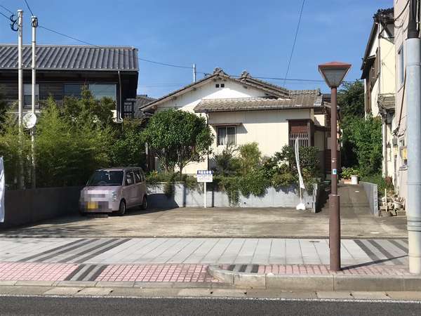 無料駐車場。場所は旅館から道路を挟んで向い側です。3台まで駐車できます。