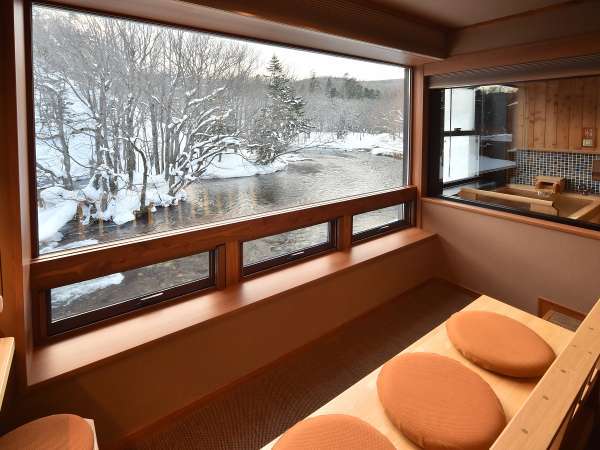 ●客室●川側からは眼前を流れる阿寒川の雪景色を堪能できる。
