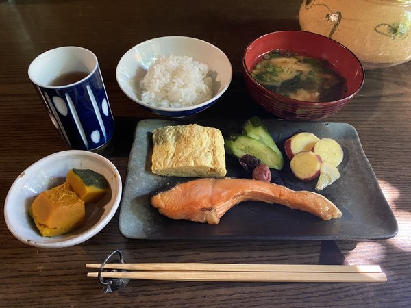 和食の朝食。　ご飯とお味噌汁はお代わり自由。