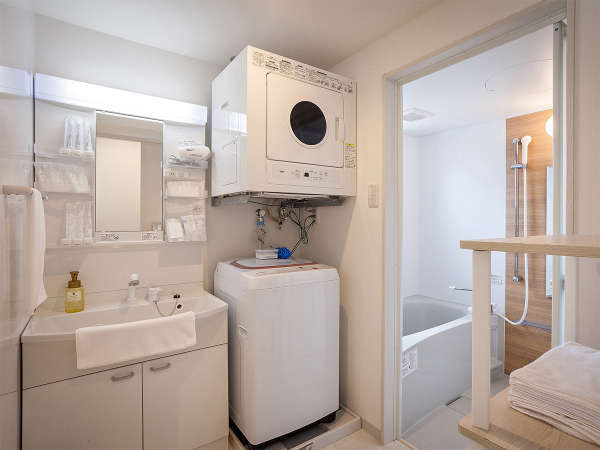 独立したバスルームとトイレ、明るい洗面台横には洗濯機・ガス乾燥機を備えます。キッチン付き。