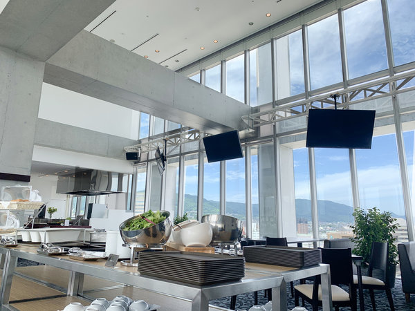 【10階展望レストラン】ガラス張りの眺望抜群レストラン。善光寺平の景色を眺めながらの朝食は最高です！