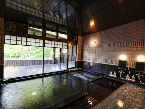 大浴場　宿裏から新鮮な源泉を引いています。床には天然の十和田石を使用。