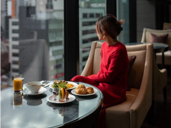 朝食は、東京メトロポリスの朝を借景に